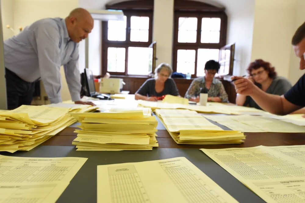 Im Alten Rathaus in Merseburg wurde die Stadtratswahl auch am Dienstag noch ausgezählt.