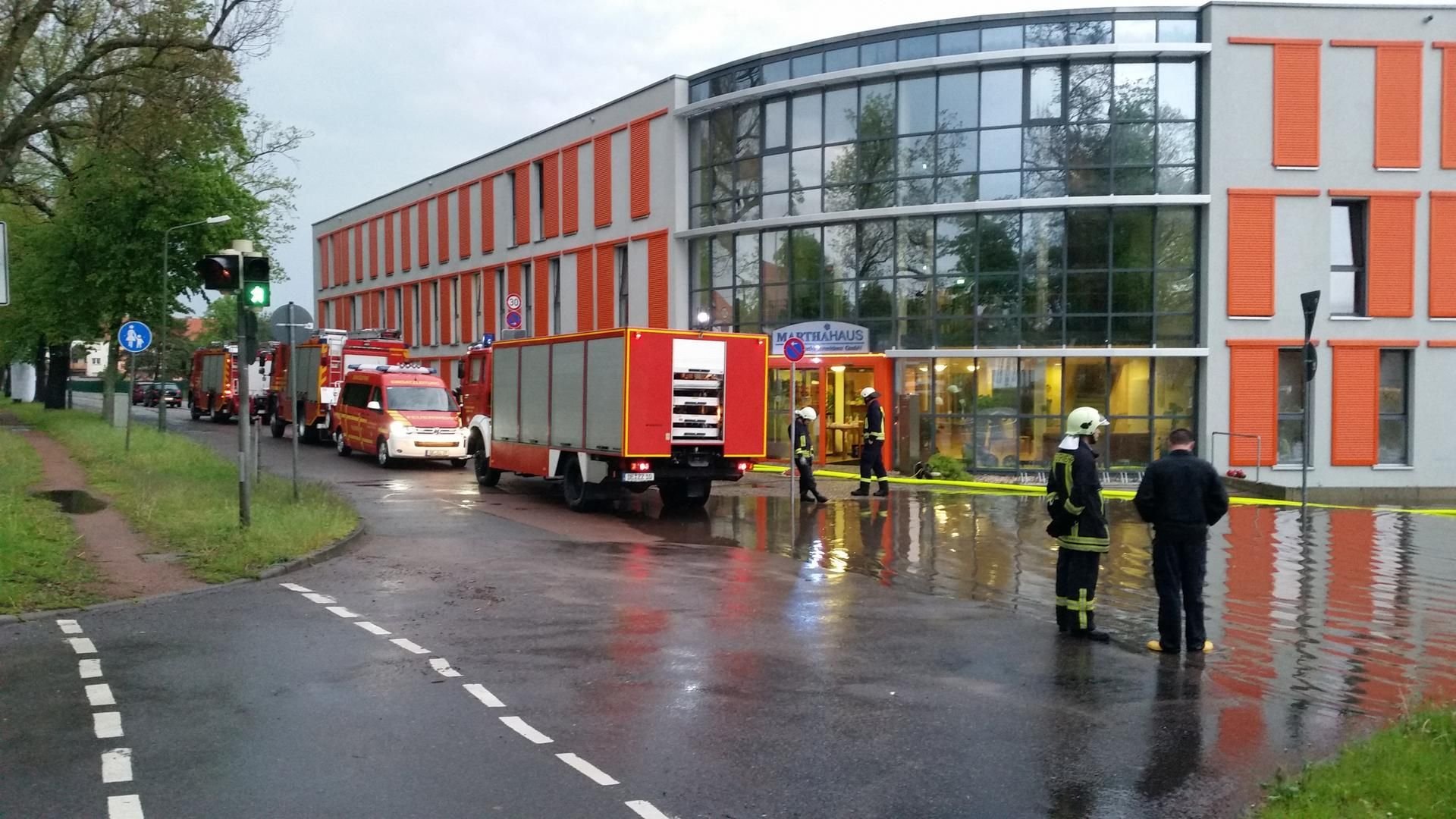 Die Feuerwehr im Einsatz am Altenheim in der Dessauer Heidestraße.
