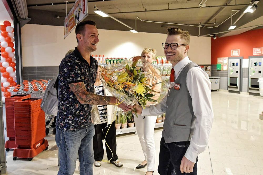 Viele Blumen für die Neuen gab es zur Eröffnung.