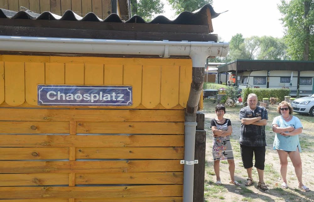 Der einstmals schöne und beliebte Campingplatz Akazienteich gibt ein trauriges Bild ab. Die jetzigen Besitzer aus Berlin kümmern sich nicht um das Gelände. Überall wuchert Unkraut, Strand und Spielplatz sind nicht mehr zu benutzen. Die letzten verbliebenen Dauercamper, unter ihnen Liane Finze (li.), Michael Rowald und Manuela Zeuner, sind sauer über diesen Chaosplatz. Sie hoffen aber immer noch auf Besserung.