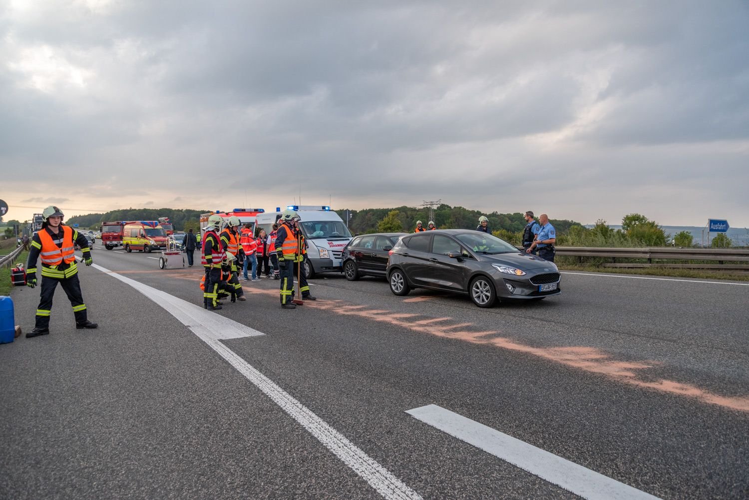 Auf der A4 ist es bei Weimar zu einem Unfall zwischen zwei Autos und zwei Rettungswagen gekommen.
