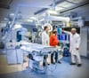 Die Ärzte Harald Hausmann (rechts) und Tom Giesler (links) erklären ihrem Patienten Dietmar Gericke im modernen Hybrid-OP, wie das Herz des Menschen funktioniert und die Herzklappen-Operation abläuft.