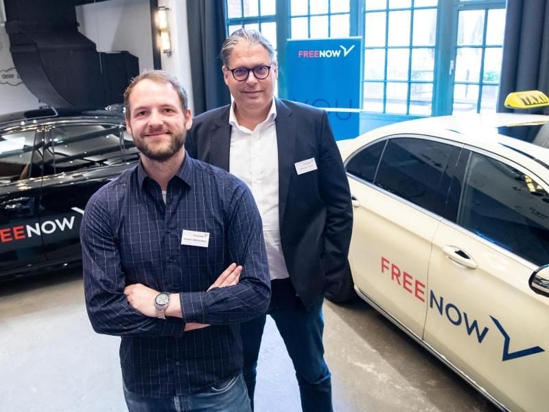 Thomas Zimmermann (l) und Alexander Mönche von der Geschäftsleitung des Fahrdienstleisters "Free Now". Als erste neue Marke des Joint Ventures zwischen Daimler und BMW wird aus "mytaxi" nun "Free Now". Foto: Bernd von Jutrczenka