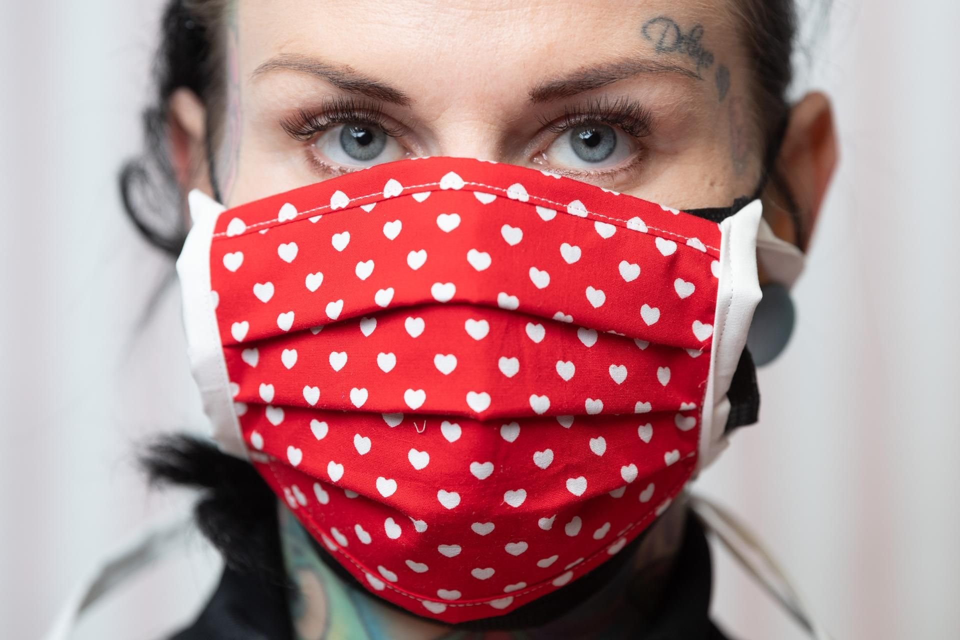 Das Tragen von Mundschutzmasken kann das Übertragen des Coronavirus auf andere vermindern. Einen Schutz gegen Covid-19 sind selbstgenähte Masken aber nicht.