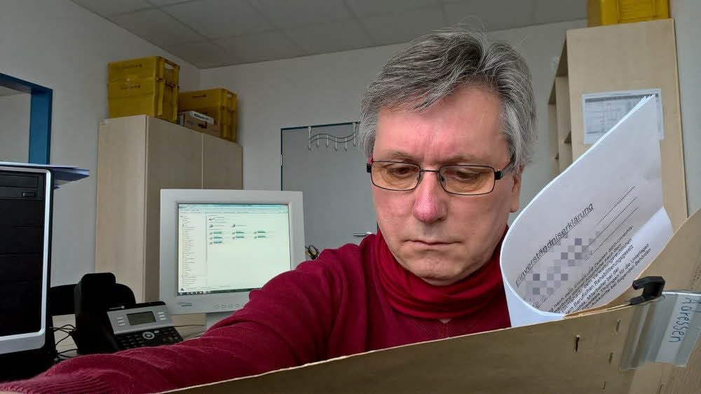 Manfred Buchta bei der Recherche.