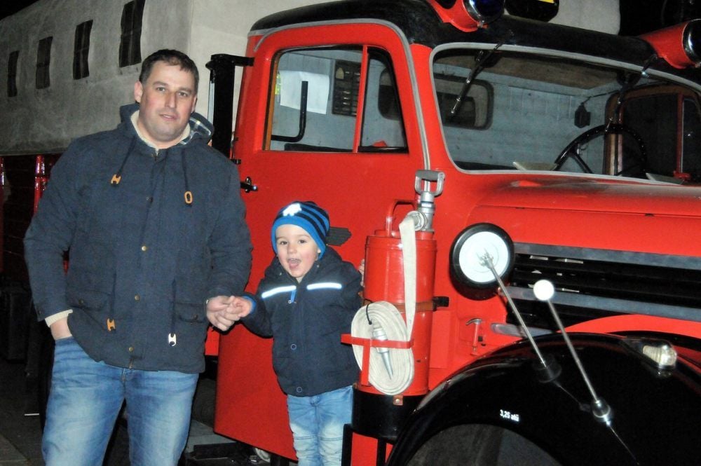 Christian Mattig und Pascal (2) vor dem restaurierten Feuerwehrauto des Fabrikats „Garant“.