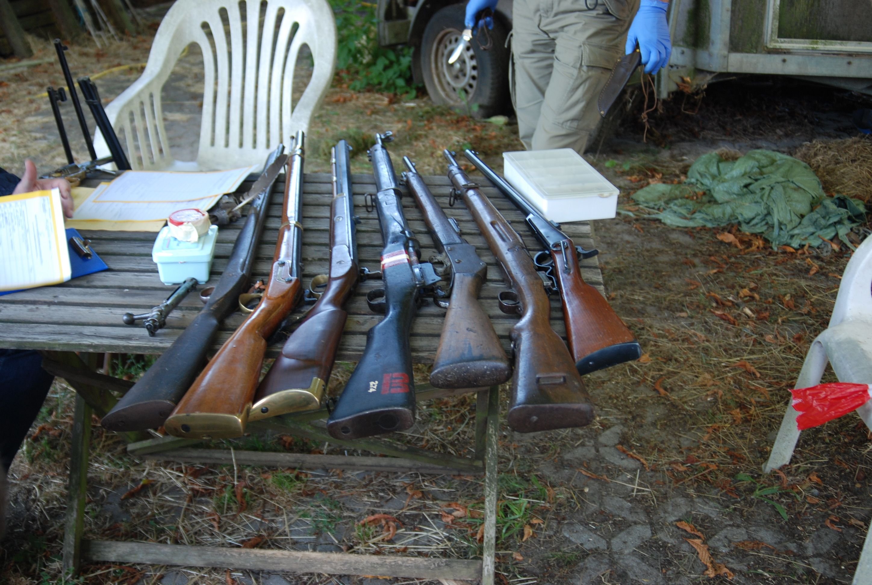 Es wurden zehn Langwaffen gefunden.