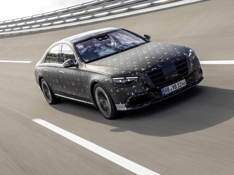 Ein mit Klebefolien getarntes Fahrzeug der neuen Mercedes-Benz S-Klasse ist auf dem Prüfgelände in Immendingen unterwegs. Foto: Mercedes-Benz/Daimler AG/dpa