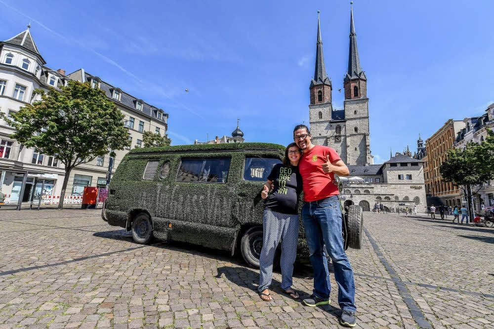 Carolin Feneis und Tobias Lehmann sind nach sechs Jahren Weltreise wieder in Halle angekommen - mit ihrem „GrassVan“.