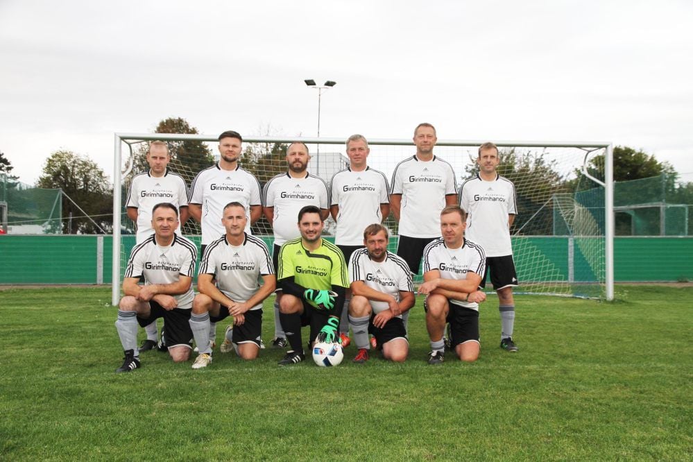 Die „Alten Herren“ des ESV Herrengosserstedt, hier vor der Partie in Bad Kösen, sind zurück im Spielbetrieb - hinten, v.l.: Daniel Bisch, Michael Hackbart, Karsten Otto, Benny Stumpf, Michael Schmidt, André Bisch; vorn, v.l.: Telman Girimhanov, Gordon Buschko, Sebastian Hackbart, Tony Brandt, Marco Friesel.