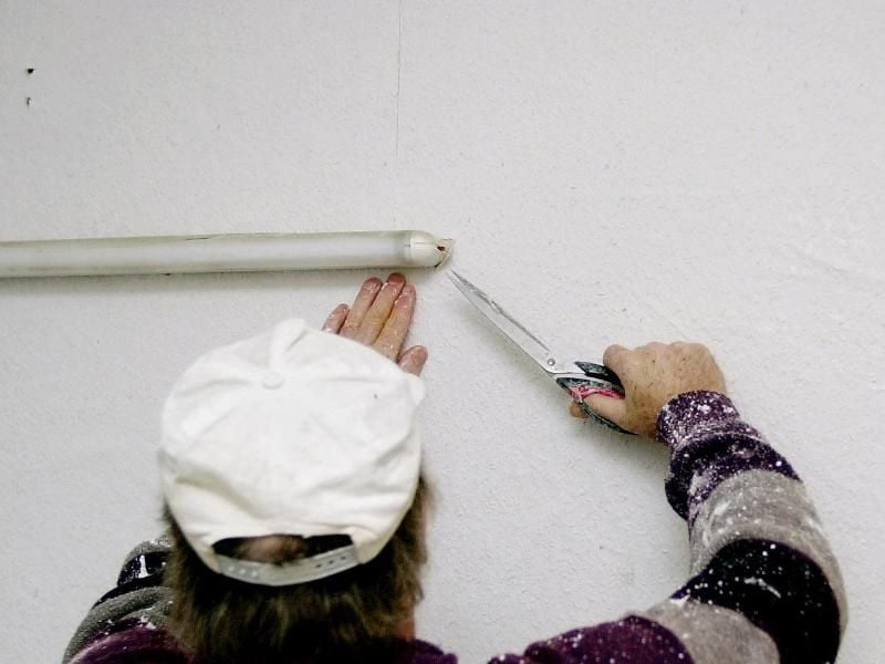 Wenn der Putz noch nicht durchgetrocknet ist, hält die Tapete unter Umständen nicht auf der Wand. Foto: Oliver Stratmann/dpa