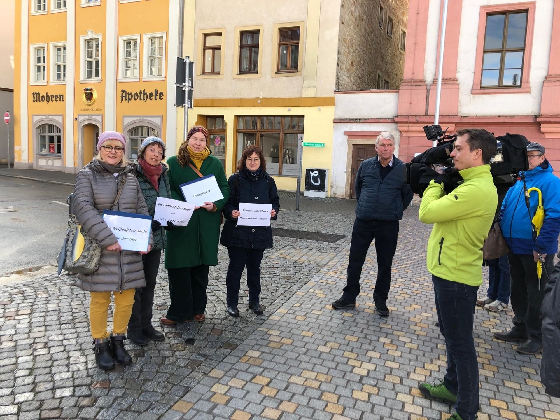 Die Gästeführer Ute Koch, Gudrun Schulze, Teresa Schneidewind und Anette Schiller vor der Weißenfelser Touristeninformation.