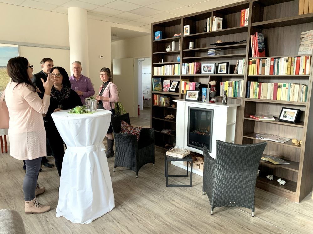 Im Kaminzimmer können die Senioren lesen, rätseln und Gespräche führen.