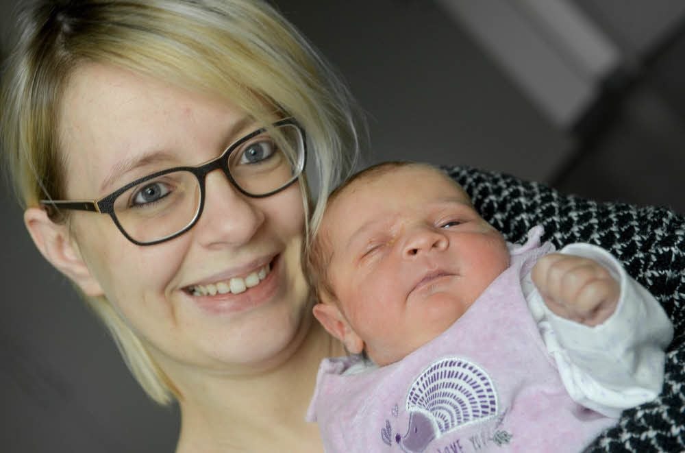 Daniela Skirl mit Tochter Jonna Linda, die als erstes Baby des Jahres in Köthen zur Welt kam.