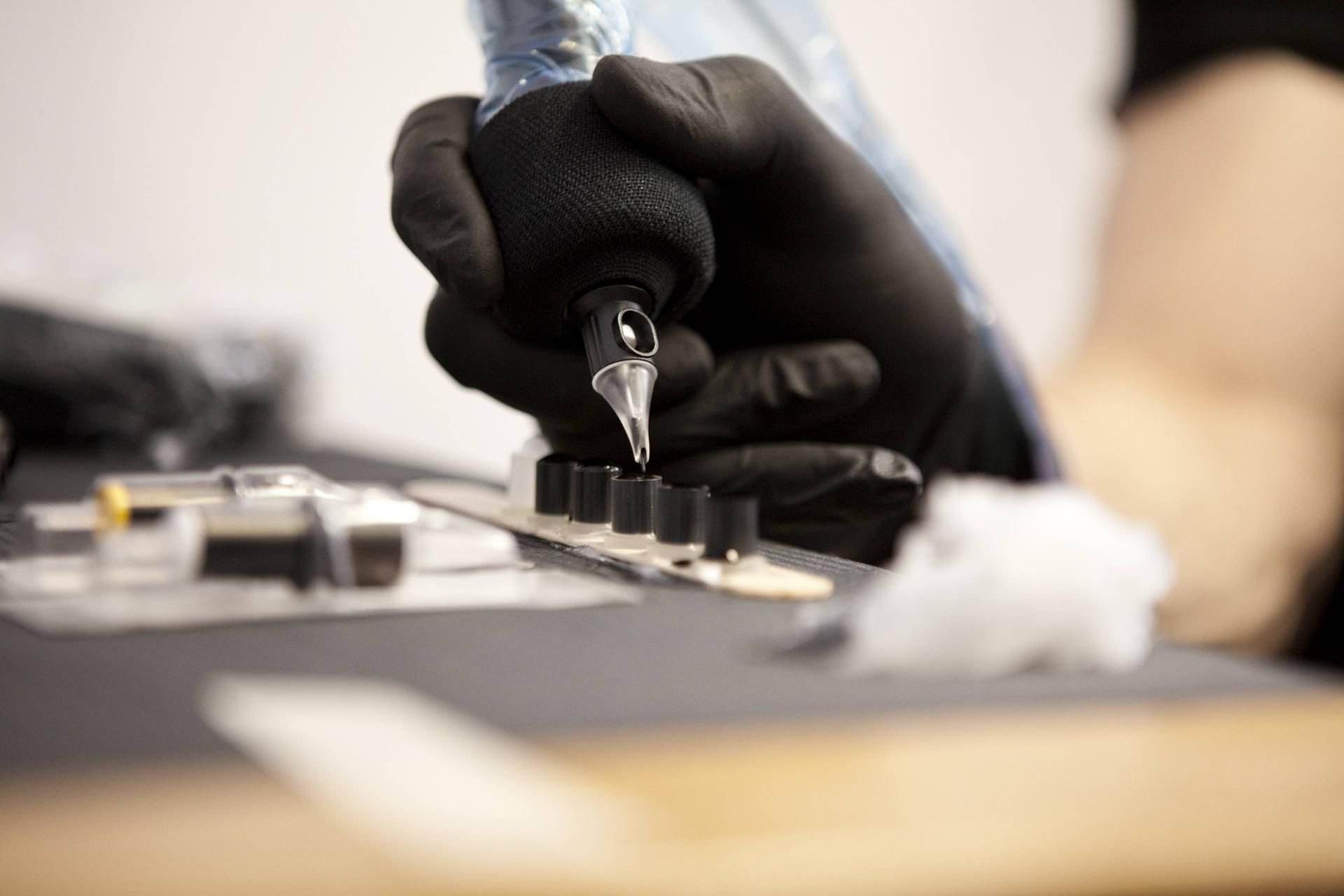 Nach der geglückten Transplantation will sich der schwarze Mann seinen weißen Penis nun farblich passend tätowieren lassen.