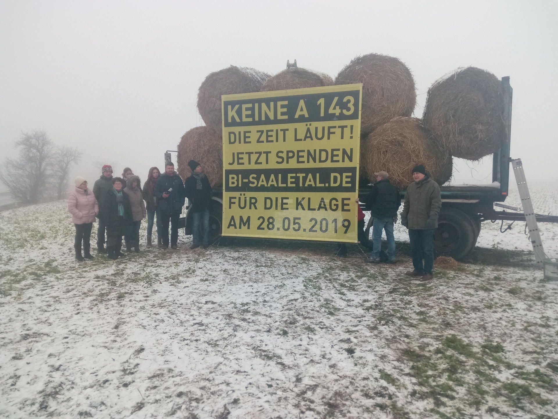 Die Bürgerinitiative Saaletal hat ein neues Plakat aufgehängt. das erste wurde nach 24 Stunden gestohlen.