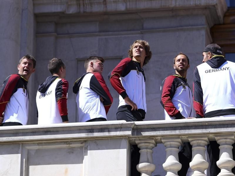 Die deutschen Tennisspieler bei einer Pressekonferenz zum Davis Cup im Rathaus von Valencia auf einem Balkon. Foto: Jose M. Fernandez de Velasco