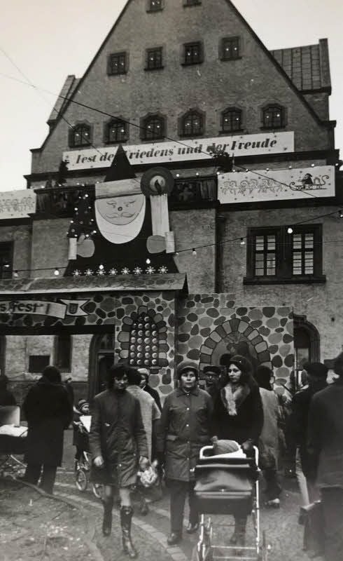 Auch das Rathaus war in den 70er Jahren geschmückt. Davor ist der frühere Eingang zum Markt zu sehen.