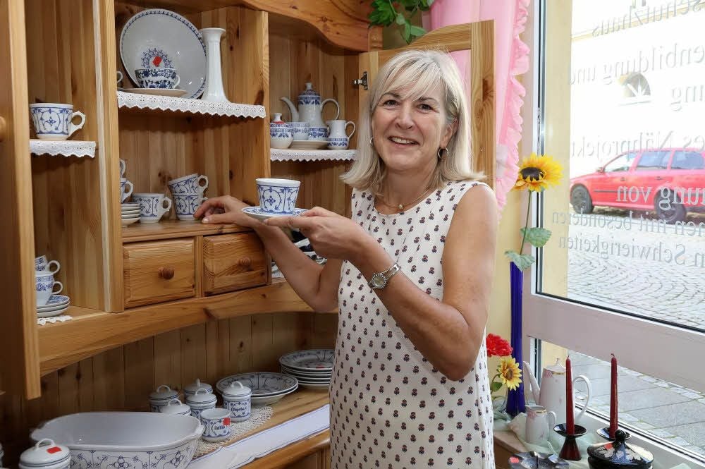 Iris Wöhlemann räumt ein Service für den Verkauf in die Auslage.