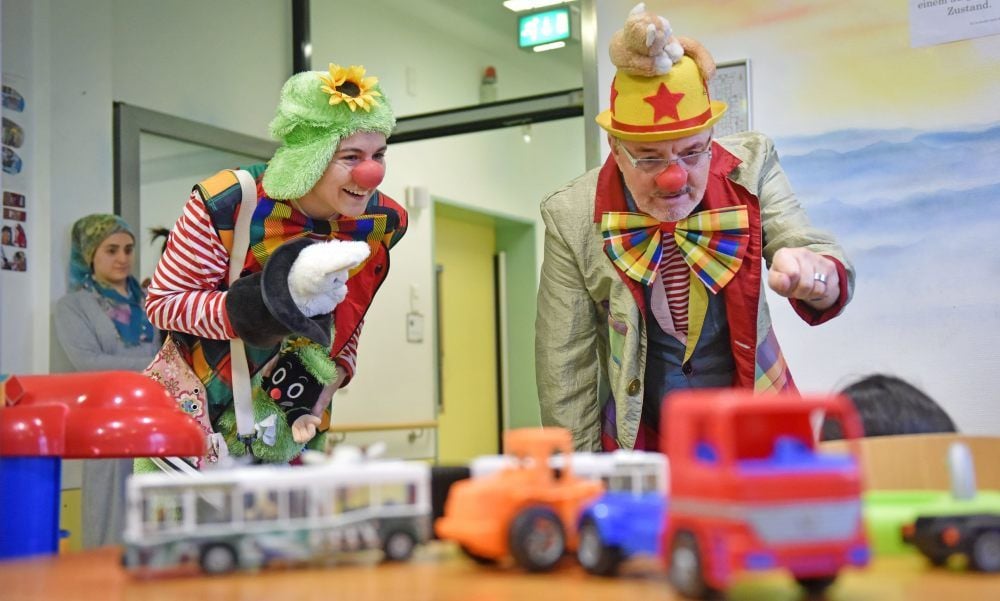Die Clowns Sylvia Mlinarcsik und Gerald Ruppert auf der Kinderstation des Gesundheitszentrums
