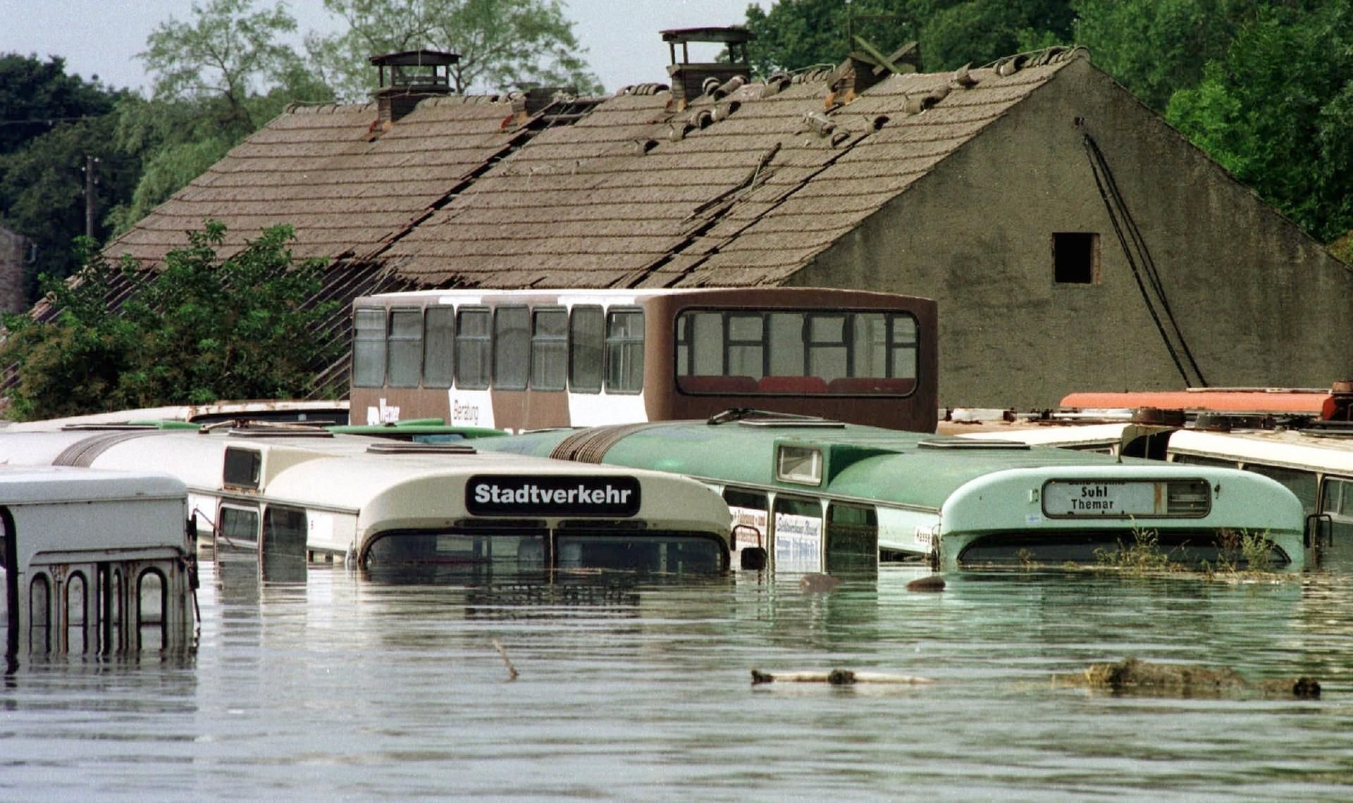 Fast bis zum Dach stehen diese Busse am 27.07.1997 in der vom Oderhochwasser überfluteten Thälmann-Siedlung nahe dem brandenburgischen Eisenhüttenstadt.
