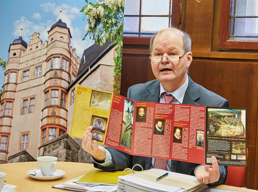 Kulturdezernent Paul Koller stellte die beiden Broschüren, die die Stadt Bernburg herausgegeben hat, vor.