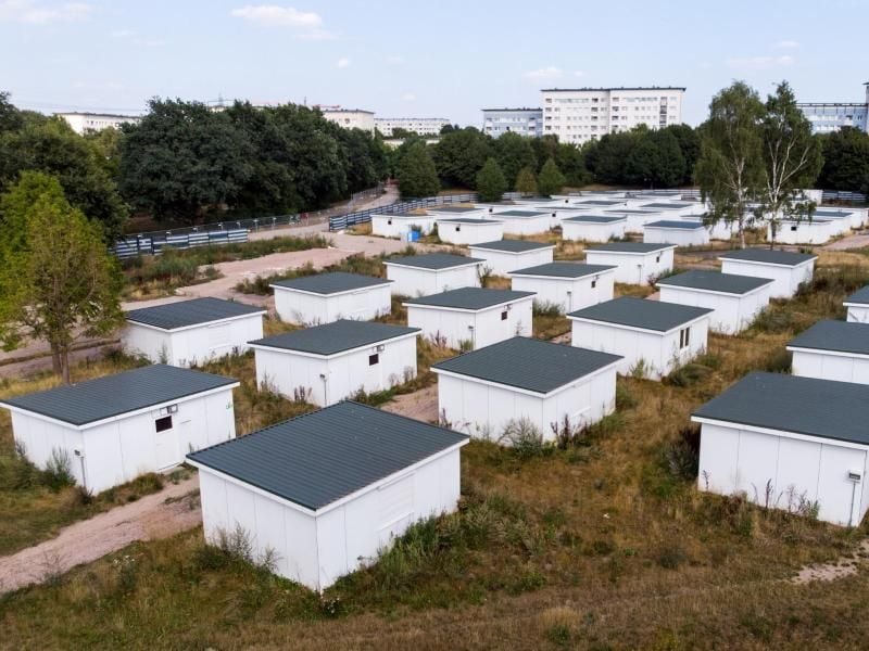 Häuser für Flüchtlinge stehen auf dem Gelände einer ehemaligen Flüchtlingsunterkunft im Stadtteil Jenfeld. Foto: Daniel Bockwoldt/Archiv