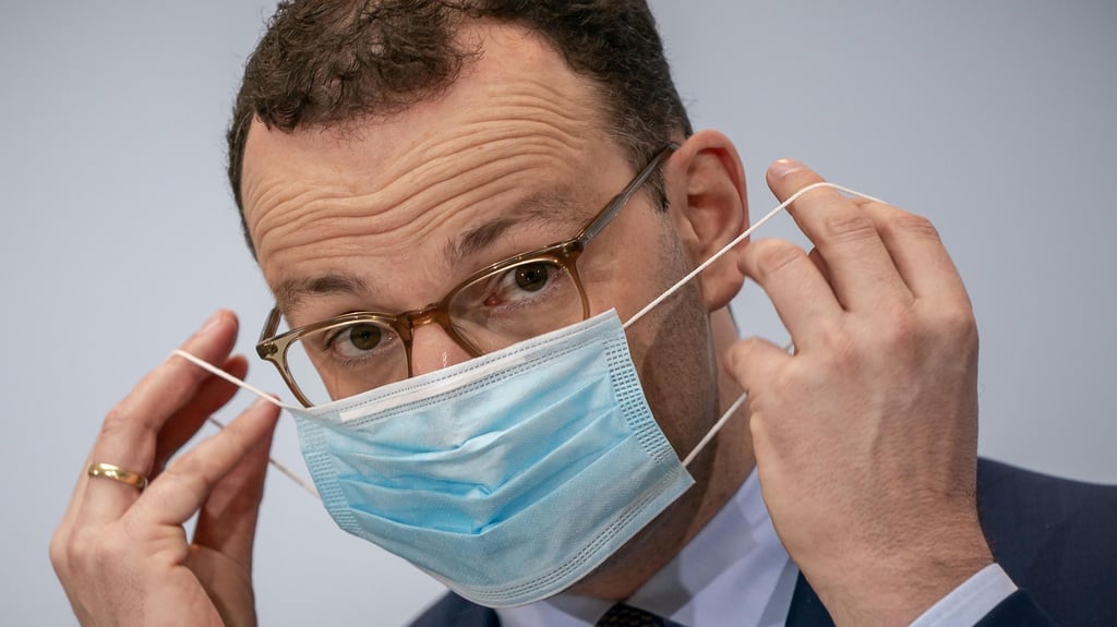 Das Gesundheitsministerium erläutert in dem Bericht: "Eine vierte Welle kündigt sich an – wenn auch noch (!) auf niedrigem Niveau."