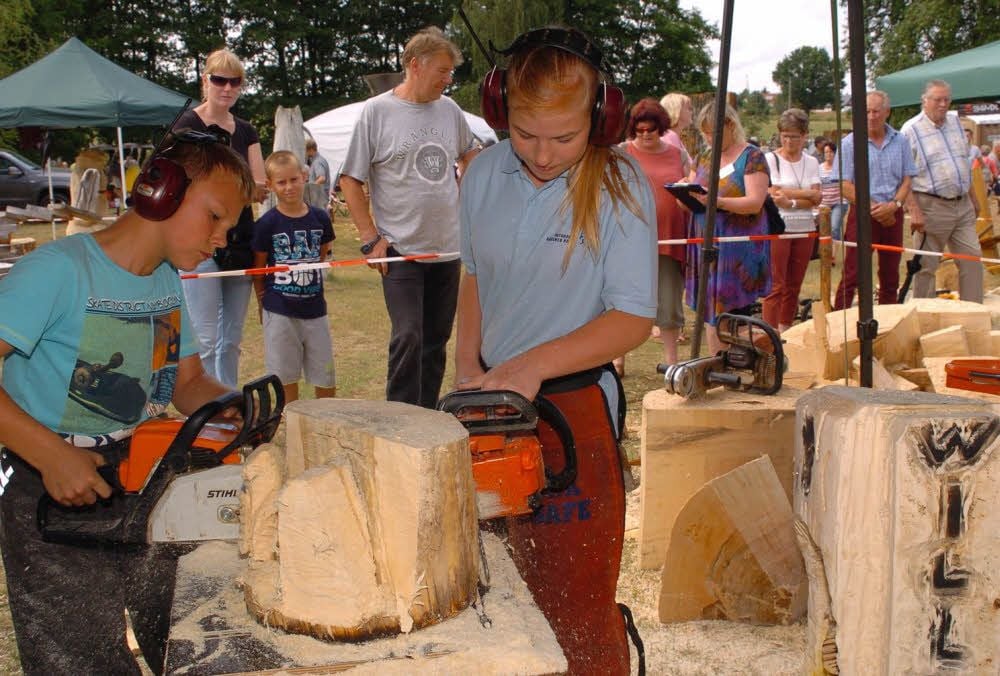 Kevin Heinz aus dem thüringischen Pößneck und Julia Richter aus Bad Liebenwerda in Brandenburg gehörten mit ihren elf Jahren zu den jüngsten Teilnehmern beim 17. Kettensägenwettbewerb.