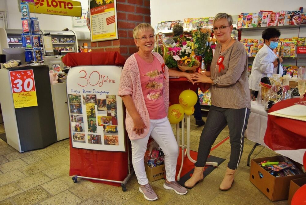 Katja (l.) und Kristin Stiemer freuen sich über ihr 30-jähriges Geschäftsjubiläum.