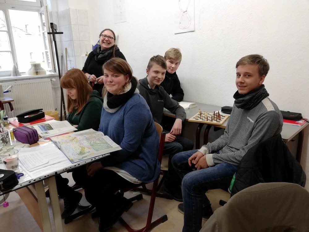 Die Zehntklässler der Gemeinschaftsschule Droyßig haben gut lachen. Gemeinsam mit ihrer Klassenlehrerin Susanne Jugl-Sperhake sind sie der erste Jahrgang dieser Bildungsstätte, der die 10. Klasse beenden wird.