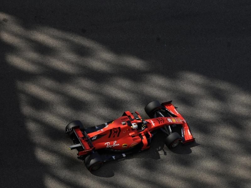 Sebastian Vettel rast in seinem Ferrari über die Yas Marina Rennstrecke. Foto: Luca Bruno/AP/dpa