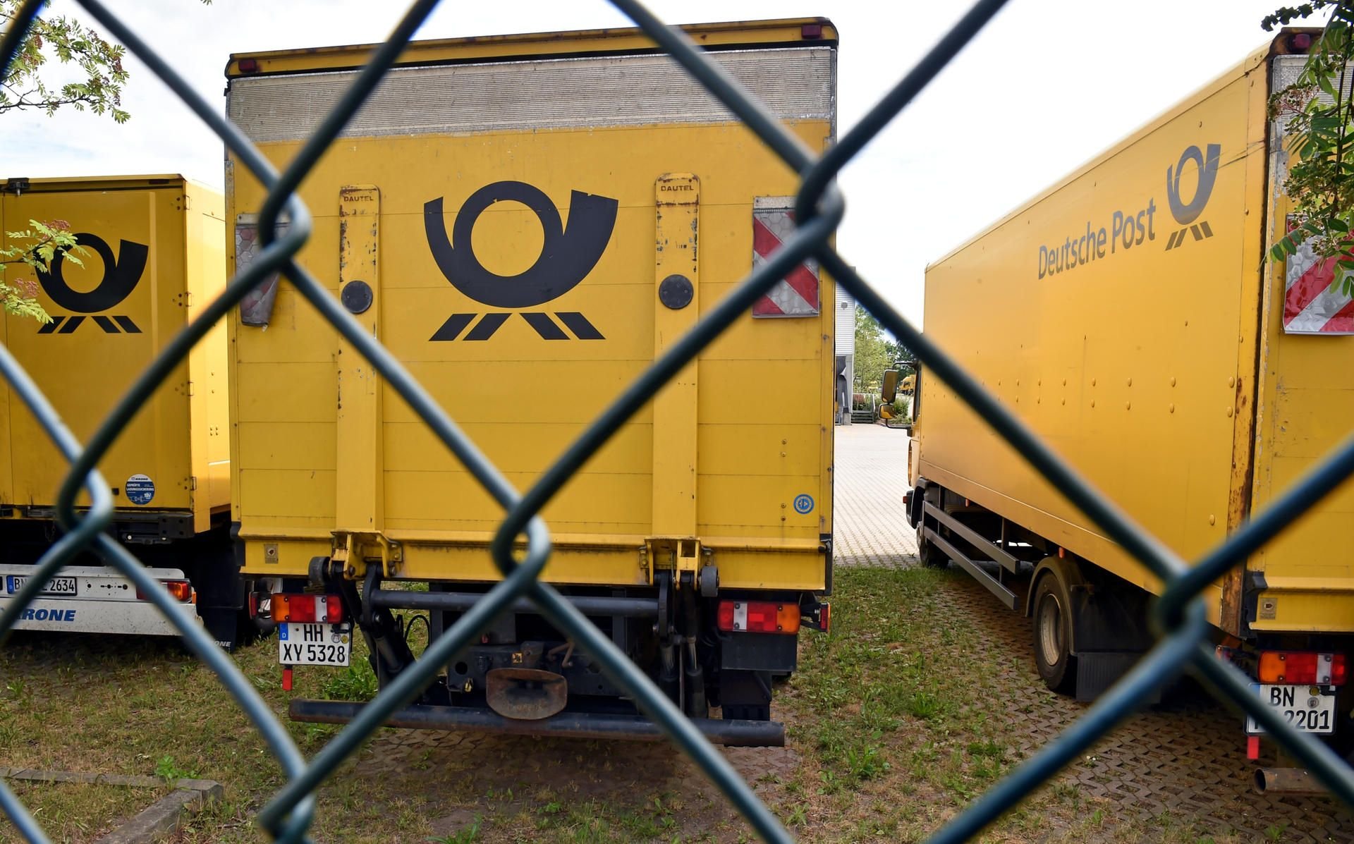 Lastwagen der Post stehen auf dem Gelände des Briefzentrums Halle/Hohenthurm