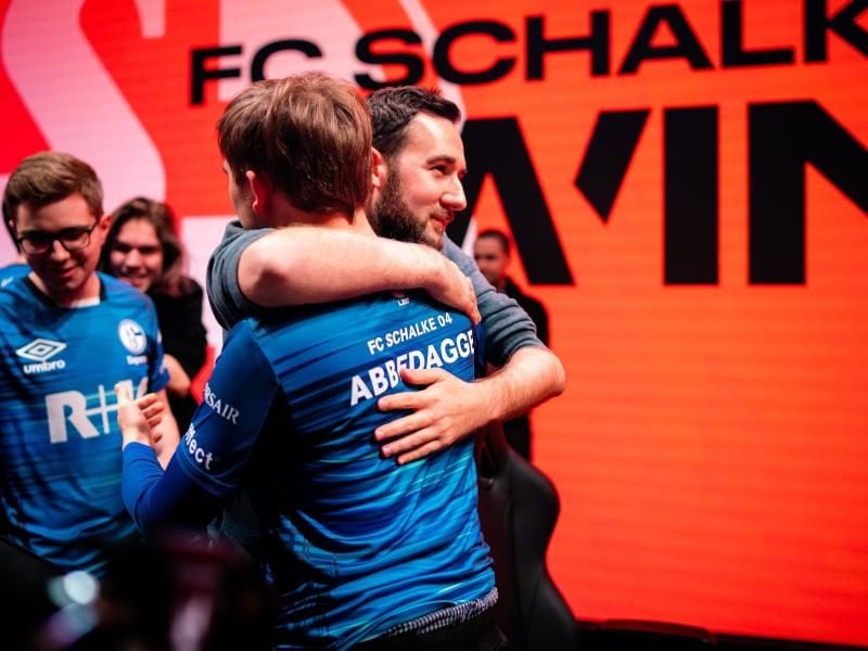 Schalke 04 um Felix „Abbedagge” Braun hat es entgegen aller Erwartungen noch in die Playoffs der LEC geschafft. Foto: Riot Games/dpa