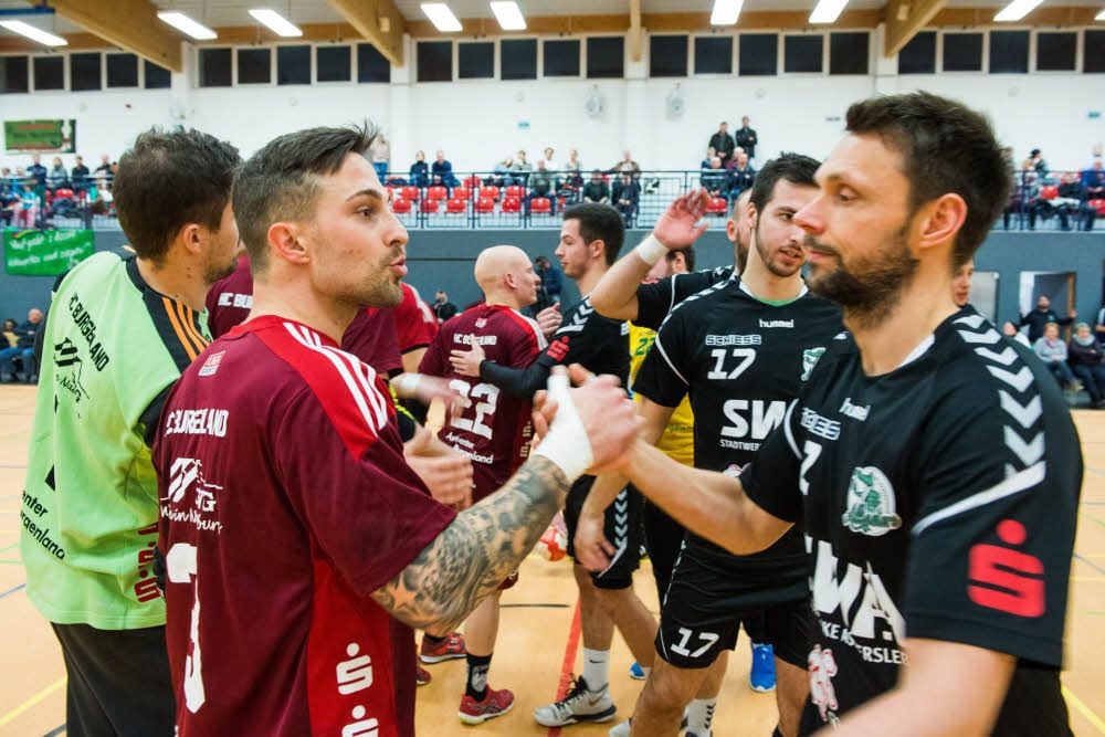 Burgenland-Toptorjäger Kenny Dober (vorn links) begrüßt vor dem Anpfiff im Naumburger „Euroville“ Carsten Kommoß, der später sieben Tore für den HC Aschersleben erzielen wird. Die Gastgeber kassieren schließlich eine deprimierende 24:31-Heimniederlage.