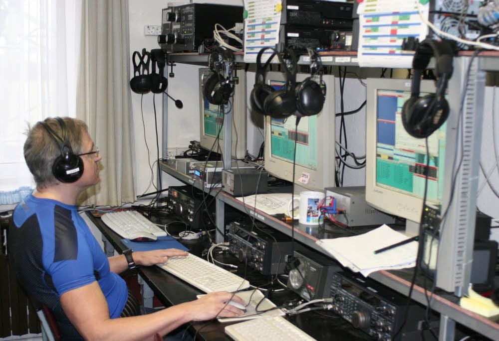 Günter Dornblut aus Leipzig bei seiner Schicht während eines 48-Stunden-Wettbewerbs im Funkfernschreiben. Das Technik-Aufgebot der Amateurfunker des Radioclubs Jessen/Herzberg ist in einem kleinen Raum des Objekts in der Mühlberger Straße 39 von Jessen konzentriert.