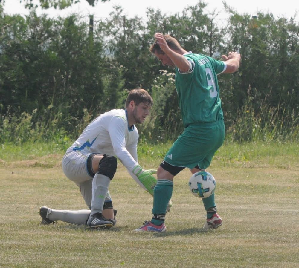 Gleinas Keeper Christian Joel spielt seinem Kapitän Felix Linke den Ball durch die Beine.