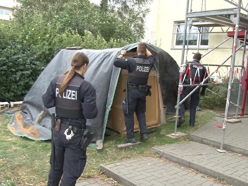 Polizisten suchen in Magdeburg nach Hinweisen auf den flüchtigen Täter. Fotos: Jan Helmecke Foto: Jan Helmecke
