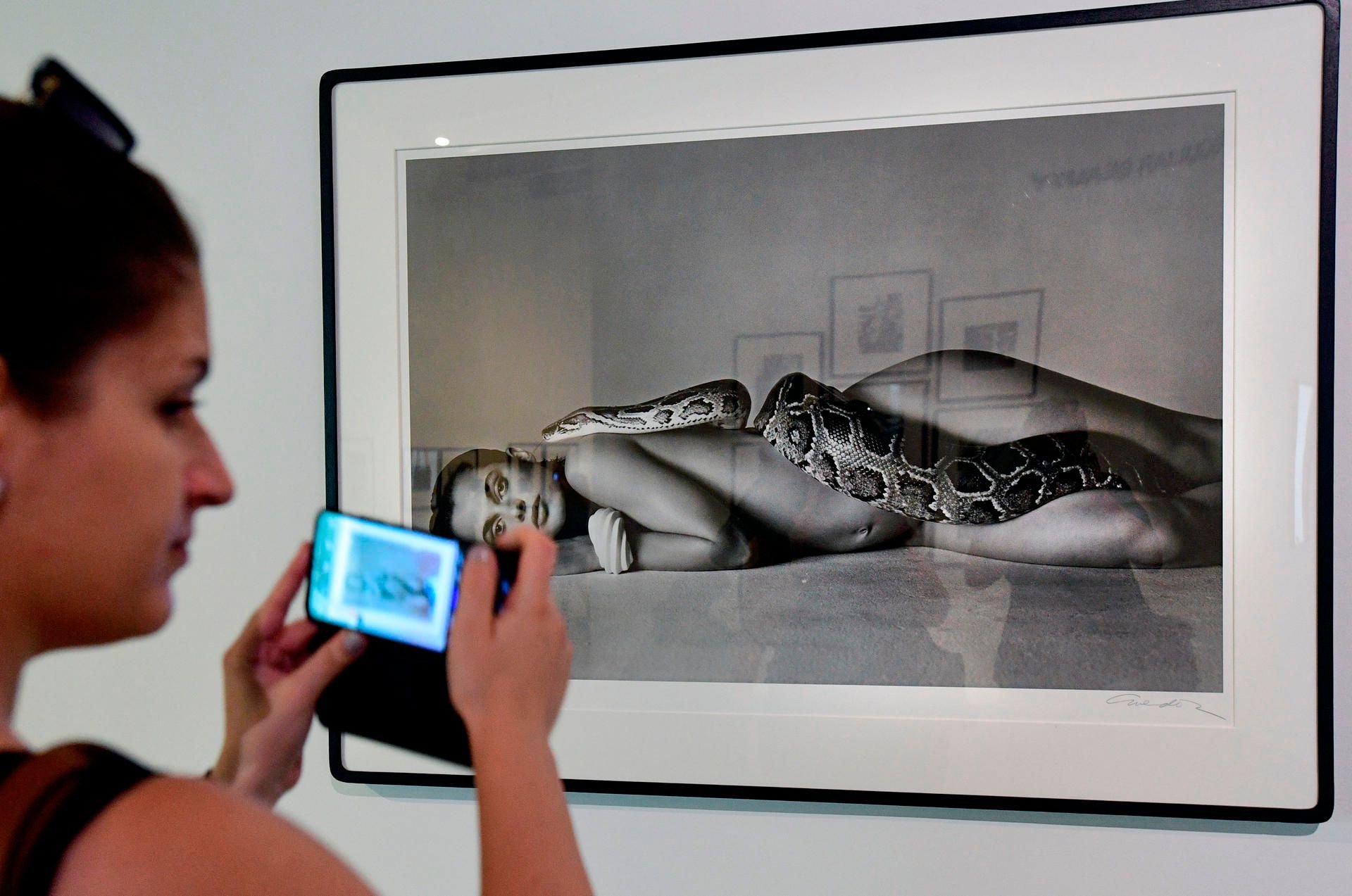 Eine Besucherin fotografiert in der Ausstellung «Helmut Newton im Dialog» im Museum Kampa eine Akt-Fotografie des 2004 gestorbenen Fotokünstlers Helmut Newton.