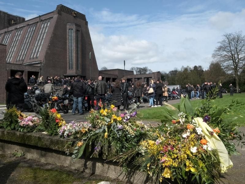 Gäste einer Trauerfeier warten in Hamburg auf den Beginn. Foto: Axel Heimken