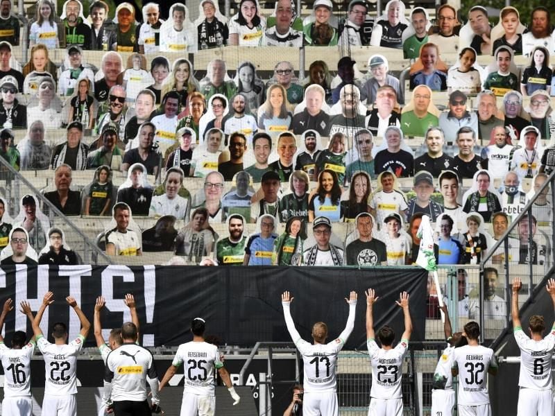 Zuletzt feierten die Spieler teilweise mit Papp-Fans, wie hier in Mönchengladbach. Foto: Martin Meissner/AP Pool/dpa