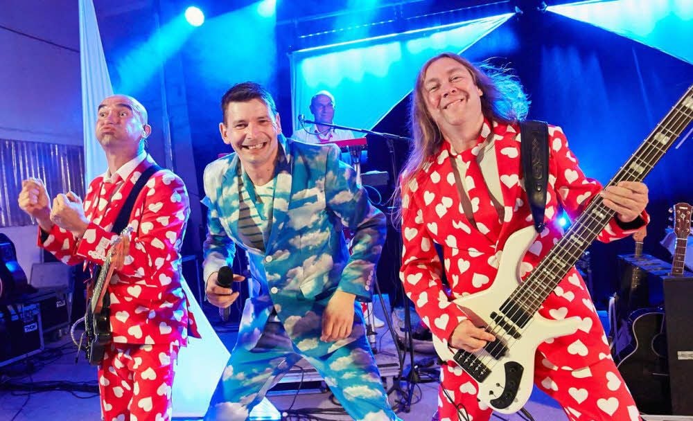 Gitarrist Silvio Jänicke (vorn von links), Sänger Sascha Pries und Bassist Andreas Koch können nicht nur Musik machen, sondern das Publikum auch mit Witz und Charme unterhalten.