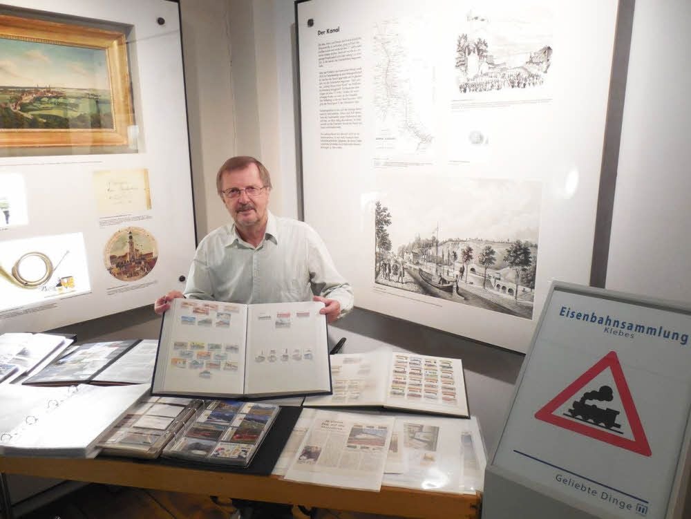 Günther Klebes sammelt alles zum Thema Eisenbahn - auch Briefmarken. Er entdeckte den Lok-Motiv-Klau zufällig.