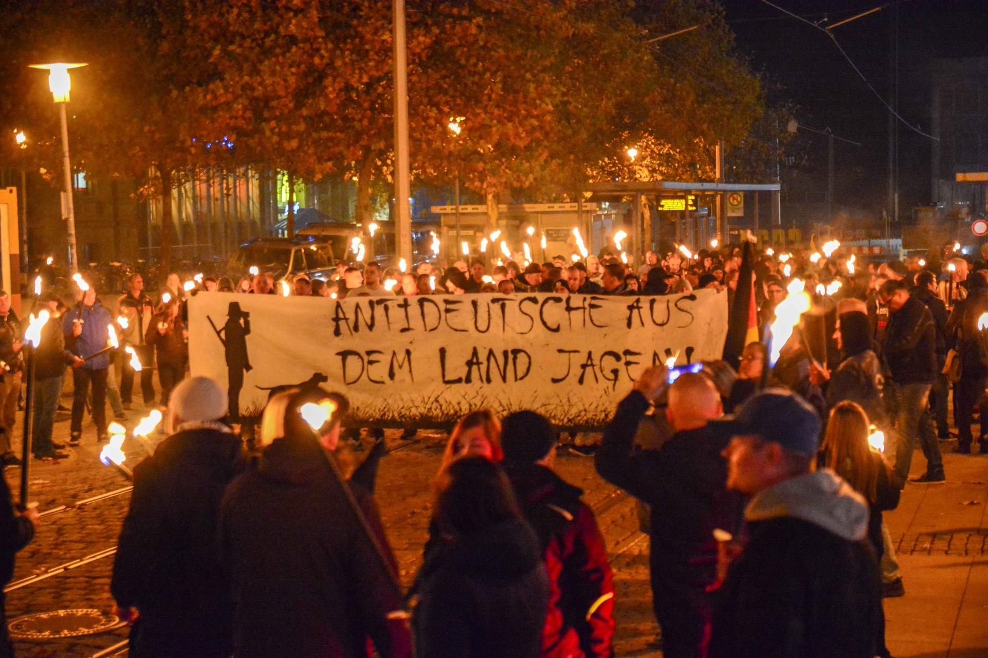 Unter den Demonstranten des Fackelzugs waren auch zahlreiche Neonazis.