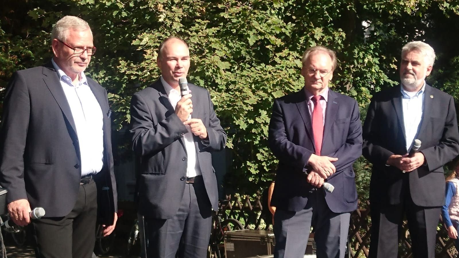 Köthens OB Bernd Hauschild, Hochschulpräsident Jörg Bagdahn sowie Ministerpräsident Reiner Haseloff und Wissenschaftsminister Armin Willingmann sprechen beim Tierpark-Fest in Köthen.