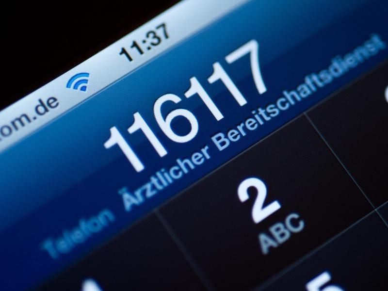 Krank am Wochenende? Außerhalb von Praxisöffnungszeiten können sich Patienten, denen keine Lebensgefahr droht, an den ärztlichen Bereitschaftsdienst wenden - unter der Nummer 116 117. Foto: Patrick Pleul