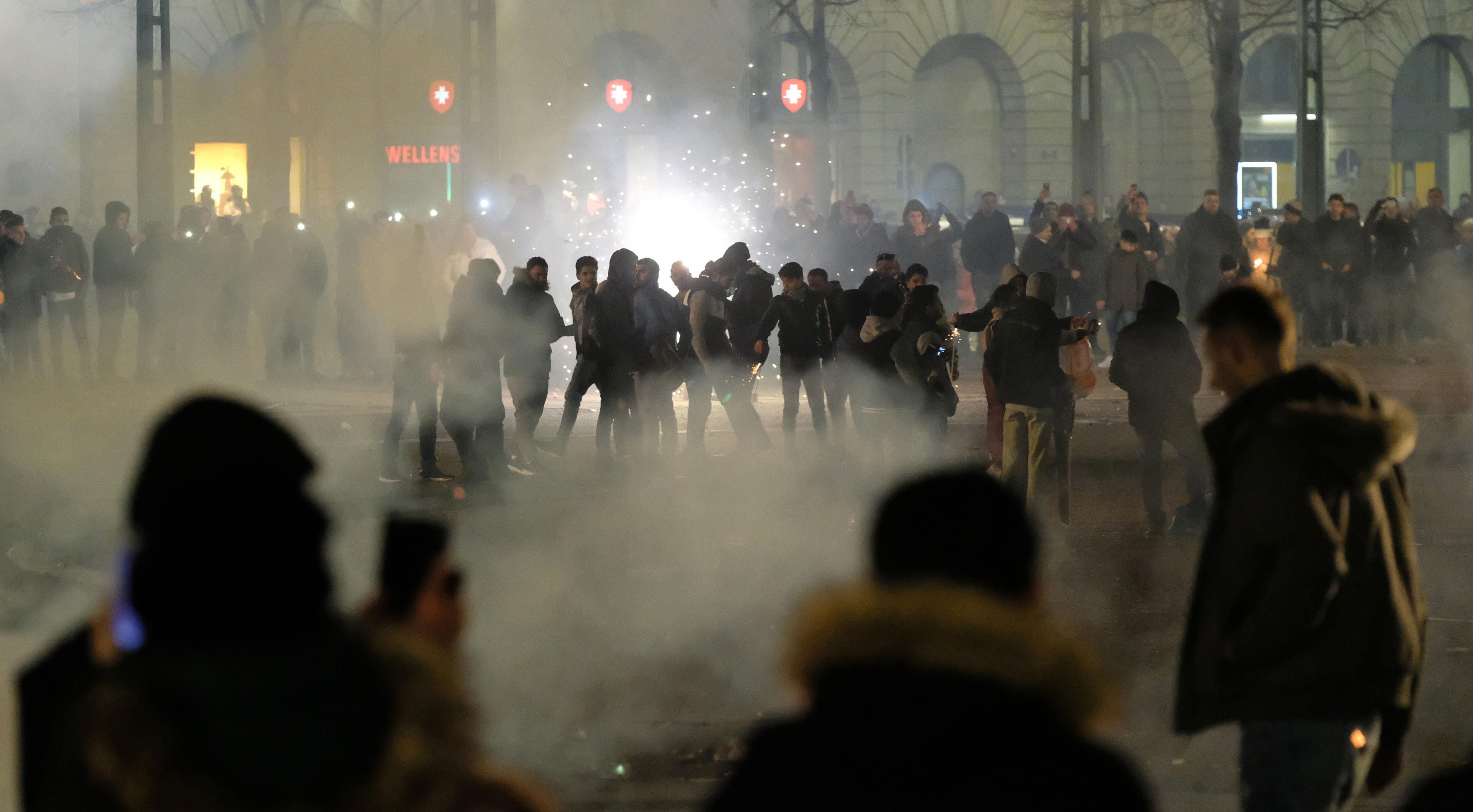 Die Silvesterfeiern in Leipzig sind weitgehend friedlich verlaufen. Ein Brandanschlag auf die Arbeitsagentur zerstörte jedoch viele Büros in dem Gebäude.