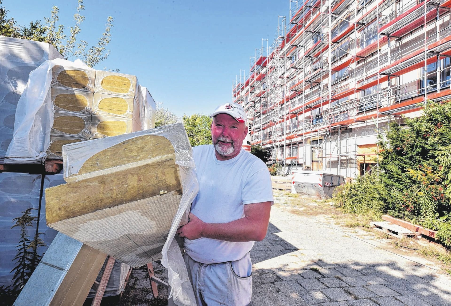 Zurzeit wird die Fassade am ehemaligen Schulgebäude gedämmt. André Heyner von der Firma Blechschmidt Bau GmbH holt Material.