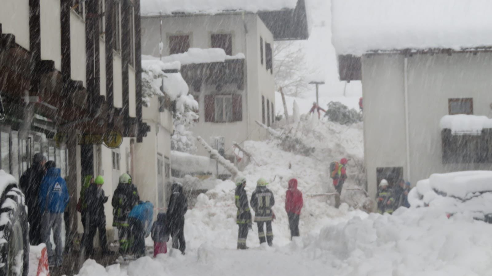 In Südtirol herrschte Schneechaos, eine Lawine traf ein Dorf.