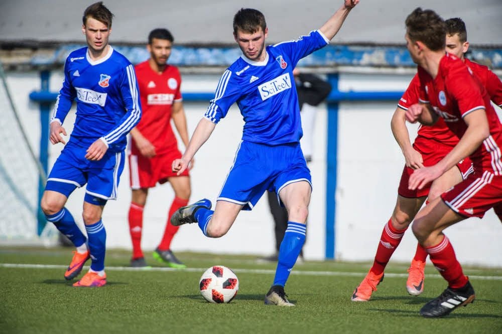 Ruslan Ivanchenko (l.) und Eddi Oberreich (am Ball, hier im Spiel gegen Freyburg) erreichten mit dem ESV Herrengosserstedt in der Landesklasse gegen die favorisierten Leunaer eine Punkteteilung.